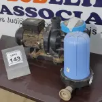 LOTE 143 - 01 BOMBA COM PRÉ FILTRO DE PISCINA. (NO ESTADO) ATENÇÃO! FAZER A VISITAÇÃO ANTES DE ARREMATAR, NÃO SABEMOS SE FUNCIONA, LEILÃO NÃO TEM GARANTIA E NEM DEVOLUÇÃO, SUJEITO A POSSÍVEIS AVARIAS VISÍVEIS/OCULTAS E/OU AUSÊNCIA DE COMPONENTES.