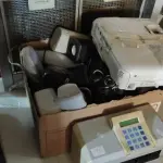 LOTE 112 - 01 COIFA EM INOX, 01 PROJETOR, UMA IMPRESSORA DE CHEQUES, E GRANDE QUANTIDADE DE CAIXINHAS DE SOM PARA PC. (NO ESTADO) ATENÇÃO! FAZER A VISITAÇÃO ANTES DE ARREMATAR, NÃO SABEMOS SE FUNCIONA, LEILÃO NÃO TEM GARANTIA E NEM DEVOLUÇÃO, SUJEITO A POSSÍVEIS AVARIAS VISÍVEIS/OCULTAS E/OU AUSÊNCIA DE COMPONENTES.