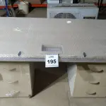 LOTE 195 -  01 MESA EM MADEIRA COM GAVETEIROS. (NO ESTADO EM QUE SE ENCONTRA. SUJEITO A AVARIAS OCULTAS/VISÍVEIS.)  