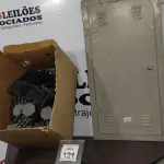 LOTE 121 - 01 QUADRO ELÉTRICO, 01 LOTE COM CAIXAS DE LUZ PARA LAJOTA. (NO ESTADO) ATENÇÃO! FAZER A VISITAÇÃO ANTES DE ARREMATAR, NÃO SABEMOS SE FUNCIONA. LEILÃO NÃO TEM GARANTIA E NEM DEVOLUÇÃO, SUJEITO A POSSÍVEIS AVARIAS VISÍVEIS/OCULTAS E/OU AUSÊNCIA DE COMPONENTES.