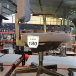 LOTE 180 - 01 CADEIRA DE ESCRITÓRIO GIRATÓRIA COM RODINHAS. (NO ESTADO) ATENÇÃO! FAZER A VISITAÇÃO ANTES DE ARREMATAR, NÃO SABEMOS SE FUNCIONA, LEILÃO NÃO TEM GARANTIA E NEM DEVOLUÇÃO, SUJEITO A POSSÍVEIS AVARIAS VISÍVEIS/OCULTAS E/OU AUSÊNCIA DE COMPONENTES.