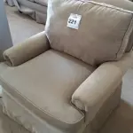 LOTE 221 - 01 POLTRONA.  (NO ESTADO EM QUE SE ENCONTRA. SUJEITO A AVARIAS OCULTAS/VISÍVEIS.)  AV9888V
