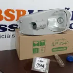 LOTE 094 - 01 LUMINÁRIA DE POSTE. (NO ESTADO) ATENÇÃO! FAZER A VISITAÇÃO ANTES DE ARREMATAR, NÃO SABEMOS SE FUNCIONA, LEILÃO NÃO TEM GARANTIA E NEM DEVOLUÇÃO, SUJEITO A POSSÍVEIS AVARIAS VISÍVEIS/OCULTAS E/OU AUSÊNCIA DE COMPONENTES.
