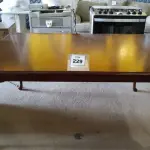 LOTE 229 - 01 MESA EM MADEIRA.  (NO ESTADO EM QUE SE ENCONTRA. SUJEITO A AVARIAS OCULTAS/VISÍVEIS.)  AV9946C