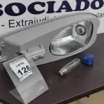 LOTE 126 - 01 LUMINÁRIA DE POSTE. (NO ESTADO) ATENÇÃO! FAZER A VISITAÇÃO ANTES DE ARREMATAR, NÃO SABEMOS SE FUNCIONA, LEILÃO NÃO TEM GARANTIA E NEM DEVOLUÇÃO, SUJEITO A POSSÍVEIS AVARIAS VISÍVEIS/OCULTAS E/OU AUSÊNCIA DE COMPONENTES.