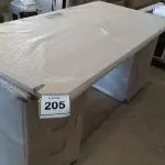 LOTE 205 - 01 MESA EM MADEIRA COM GAVETEIROS.  (NO ESTADO EM QUE SE ENCONTRA. SUJEITO A AVARIAS OCULTAS/VISÍVEIS.)  
