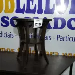 LOTE 216 -  01 MESA DE CENTRO EM MADEIRA. (NO ESTADO EM QUE SE ENCONTRA. SUJEITO A AVARIAS OCULTAS/VISÍVEIS.) AU2439K 