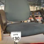 LOTE 130 - 01 CADEIRA DE ESCRITÓRIO COM PÉS FIXOS. (NO ESTADO) ATENÇÃO! FAZER A VISITAÇÃO ANTES DE ARREMATAR, NÃO SABEMOS SE FUNCIONA, LEILÃO NÃO TEM GARANTIA E NEM DEVOLUÇÃO, SUJEITO A POSSÍVEIS AVARIAS VISÍVEIS/OCULTAS E/OU AUSÊNCIA DE COMPONENTES.