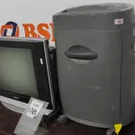 LOTE 108 - 01 FRAGMENTADORA MARCA DUOTEC E 01 TELEVISÃO DE TUBO MARCA SAMSUNG. (NO ESTADO) ATENÇÃO! FAZER A VISITAÇÃO ANTES DE ARREMATAR, NÃO SABEMOS SE FUNCIONA, LEILÃO NÃO TEM GARANTIA E NEM DEVOLUÇÃO, SUJEITO A POSSÍVEIS AVARIAS VISÍVEIS/OCULTAS E/OU AUSÊNCIA DE COMPONENTES.