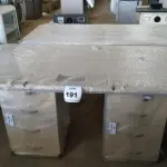 LOTE 191 -  01 MESA COM GAVETEIROS. (NO ESTADO EM QUE SE ENCONTRA. SUJEITO A AVARIAS OCULTAS/VISÍVEIS.)  
