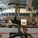 LOTE 090 - 01 CADEIRA GIRATÓRIA COM RODINHAS. (NO ESTADO) ATENÇÃO! FAZER A VISITAÇÃO ANTES DE ARREMATAR, NÃO SABEMOS SE FUNCIONA, LEILÃO NÃO TEM GARANTIA E NEM DEVOLUÇÃO, SUJEITO A POSSÍVEIS AVARIAS VISÍVEIS/OCULTAS E/OU AUSÊNCIA DE COMPONENTES.