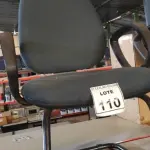 LOTE 110 - 01 CADEIRA DE ESCRITÓRIO COM PÉS FIXOS. (NO ESTADO) ATENÇÃO! FAZER A VISITAÇÃO ANTES DE ARREMATAR, NÃO SABEMOS SE FUNCIONA, LEILÃO NÃO TEM GARANTIA E NEM DEVOLUÇÃO, SUJEITO A POSSÍVEIS AVARIAS VISÍVEIS/OCULTAS E/OU AUSÊNCIA DE COMPONENTES.