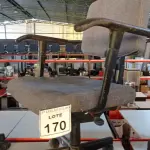 LOTE 170 - 01 CADEIRA DE ESCRITÓRIO GIRATÓRIA COM RODINHAS. (NO ESTADO) ATENÇÃO! FAZER A VISITAÇÃO ANTES DE ARREMATAR, NÃO SABEMOS SE FUNCIONA, LEILÃO NÃO TEM GARANTIA E NEM DEVOLUÇÃO, SUJEITO A POSSÍVEIS AVARIAS VISÍVEIS/OCULTAS E/OU AUSÊNCIA DE COMPONENTES.