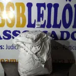 LOTE 180 - 01 SACO COM CORTINAS. (NO ESTADO EM QUE SE ENCONTRA. SUJEITO A AVARIAS OCULTAS/VISÍVEIS.)  