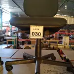 LOTE 030 - 01 CADEIRA GIRATÓRIA COM RODINHAS. (NO ESTADO) ATENÇÃO! FAZER A VISITAÇÃO ANTES DE ARREMATAR, NÃO SABEMOS SE FUNCIONA, LEILÃO NÃO TEM GARANTIA E NEM DEVOLUÇÃO, SUJEITO A POSSÍVEIS AVARIAS VISÍVEIS/OCULTAS E/OU AUSÊNCIA DE COMPONENTES.