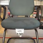 LOTE 130 - 01 CADEIRA DE ESCRITÓRIO COM PÉS FIXOS. (NO ESTADO) ATENÇÃO! FAZER A VISITAÇÃO ANTES DE ARREMATAR, NÃO SABEMOS SE FUNCIONA, LEILÃO NÃO TEM GARANTIA E NEM DEVOLUÇÃO, SUJEITO A POSSÍVEIS AVARIAS VISÍVEIS/OCULTAS E/OU AUSÊNCIA DE COMPONENTES.