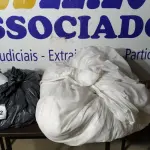 LOTE 192 - 01 SACO COM CORTINAS. (NO ESTADO EM QUE SE ENCONTRA. SUJEITO A AVARIAS OCULTAS/VISÍVEIS.)  