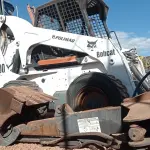 LOTE 176 - 01 MINI CARREGADEIRA BOBCAT S300 A DISEL COM 02 IMPLEMENTOS, ANO 2004. (NO ESTADO EM QUE SE ENCONTRA. SUJEITO A AVARIAS OCULTAS/VISÍVEIS.) AV9497M