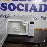 LOTE 242 -  01 MICRO-ONDAS PANASONIC 127V. (NO ESTADO EM QUE SE ENCONTRA. SUJEITO A AVARIAS OCULTAS/VISÍVEIS.) AV9956P  