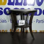 LOTE 216 -  01 MESA DE CENTRO EM MADEIRA. (NO ESTADO EM QUE SE ENCONTRA. SUJEITO A AVARIAS OCULTAS/VISÍVEIS.) AU2439K 
