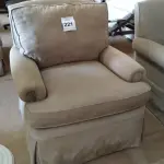 LOTE 221 - 01 POLTRONA.  (NO ESTADO EM QUE SE ENCONTRA. SUJEITO A AVARIAS OCULTAS/VISÍVEIS.)  AV9888V