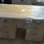LOTE 224 -  01 MESA EM MADEIRA COM GAVETEIROS. (NO ESTADO EM QUE SE ENCONTRA. SUJEITO A AVARIAS OCULTAS/VISÍVEIS.)  