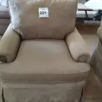 LOTE 221 - 01 POLTRONA.  (NO ESTADO EM QUE SE ENCONTRA. SUJEITO A AVARIAS OCULTAS/VISÍVEIS.)  AV9888V