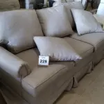 LOTE 228 - 01 SOFÁ 03 LUGARES.  (NO ESTADO EM QUE SE ENCONTRA. SUJEITO A AVARIAS OCULTAS/VISÍVEIS.)  BF8484D
