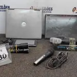 LOTE 430 - 04 MICROFONES, 01 RECEPTOR, 02 NOTEBOOKS, 03 LANTERNAS E 01 APARELHO DE GPS. (NO ESTADO) ATENÇÃO! FAZER A VISITAÇÃO ANTES DE ARREMATAR, NÃO SABEMOS SE FUNCIONA, LEILÃO NÃO TEM GARANTIA E NEM DEVOLUÇÃO, SUJEITO A POSSÍVEIS AVARIAS VISÍVEIS/OCULTAS E/OU AUSÊNCIA DE COMPONENTES.