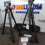 LOTE 416 - 02 TRIPÉS PARA CÂMERAS. (NO ESTADO) ATENÇÃO! FAZER A VISITAÇÃO ANTES DE ARREMATAR, NÃO SABEMOS SE FUNCIONA. LEILÃO NÃO TEM GARANTIA E NEM DEVOLUÇÃO, SUJEITO A POSSÍVEIS AVARIAS VISÍVEIS/OCULTAS E/OU AUSÊNCIA DE COMPONENTES.