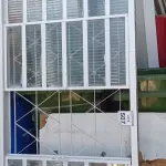LOTE 507 - 01 JANELA DE VIDRO COM GRADE. (NO ESTADO) ATENÇÃO! FAZER A VISITAÇÃO ANTES DE ARREMATAR, NÃO SABEMOS SE FUNCIONA, LEILÃO NÃO TEM GARANTIA E NEM DEVOLUÇÃO, SUJEITO A POSSÍVEIS AVARIAS VISÍVEIS/OCULTAS E/OU AUSÊNCIA DE COMPONENTES.