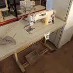 LOTE 404 - 01 MÁQUINA DE COSTURA INDUSTRIAL MARCA LANMAX. (NO ESTADO) ATENÇÃO! FAZER A VISITAÇÃO ANTES DE ARREMATAR, NÃO SABEMOS SE FUNCIONA. LEILÃO NÃO TEM GARANTIA E NEM DEVOLUÇÃO, SUJEITO A POSSÍVEIS AVARIAS VISÍVEIS/OCULTAS E/OU AUSÊNCIA DE COMPONENTES.
