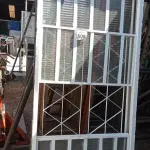 LOTE 505 - 01 JANELA DE VIDRO COM GRADE. (NO ESTADO) ATENÇÃO! FAZER A VISITAÇÃO ANTES DE ARREMATAR, NÃO SABEMOS SE FUNCIONA, LEILÃO NÃO TEM GARANTIA E NEM DEVOLUÇÃO, SUJEITO A POSSÍVEIS AVARIAS VISÍVEIS/OCULTAS E/OU AUSÊNCIA DE COMPONENTES.