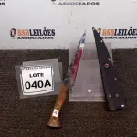 LOTE 040 - FACA ARTESANAL JAVALIZEIRA AÇO CARBONO TEMPERA INTEGRAL 10,5POLEGADAS DE LAMINA BAINHA EM COURO (NO ESTADO) ATENÇÃO! FAZER A VISITAÇÃO ANTES DE ARREMATAR, NÃO SABEMOS SE FUNCIONA, LEILÃO NÃO TEM GARANTIA E NEM DEVOLUÇÃO, SUJEITO A POSSÍVEIS AVARIAS VISÍVEIS/OCULTAS E/OU AUSÊNCIA DE COMPONENTES.