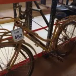 LOTE 482 - 01 BICICLETA CARGUEIRA COR AMARELA. (NO ESTADO) ATENÇÃO! FAZER A VISITAÇÃO ANTES DE ARREMATAR, NÃO SABEMOS SE FUNCIONA, LEILÃO NÃO TEM GARANTIA E NEM DEVOLUÇÃO, SUJEITO A POSSÍVEIS AVARIAS VISÍVEIS/OCULTAS E/OU AUSÊNCIA DE COMPONENTES.