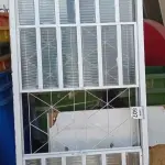 LOTE 507 - 01 JANELA DE VIDRO COM GRADE. (NO ESTADO) ATENÇÃO! FAZER A VISITAÇÃO ANTES DE ARREMATAR, NÃO SABEMOS SE FUNCIONA, LEILÃO NÃO TEM GARANTIA E NEM DEVOLUÇÃO, SUJEITO A POSSÍVEIS AVARIAS VISÍVEIS/OCULTAS E/OU AUSÊNCIA DE COMPONENTES.