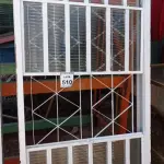 LOTE 510 - 01 JANELA DE VIDRO COM GRADE. (NO ESTADO) ATENÇÃO! FAZER A VISITAÇÃO ANTES DE ARREMATAR, NÃO SABEMOS SE FUNCIONA, LEILÃO NÃO TEM GARANTIA E NEM DEVOLUÇÃO, SUJEITO A POSSÍVEIS AVARIAS VISÍVEIS/OCULTAS E/OU AUSÊNCIA DE COMPONENTES.