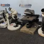 LOTE 445 - 04 MICROSCÓPIOS COM AVARIAS. (NO ESTADO) ATENÇÃO! FAZER A VISITAÇÃO ANTES DE ARREMATAR, NÃO SABEMOS SE FUNCIONA, LEILÃO NÃO TEM GARANTIA E NEM DEVOLUÇÃO, SUJEITO A POSSÍVEIS AVARIAS VISÍVEIS/OCULTAS E/OU AUSÊNCIA DE COMPONENTES.