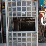 LOTE 501 - 01 JANELA DE VIDRO COM GRADE. (NO ESTADO) ATENÇÃO! FAZER A VISITAÇÃO ANTES DE ARREMATAR, NÃO SABEMOS SE FUNCIONA, LEILÃO NÃO TEM GARANTIA E NEM DEVOLUÇÃO, SUJEITO A POSSÍVEIS AVARIAS VISÍVEIS/OCULTAS E/OU AUSÊNCIA DE COMPONENTES.