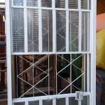 LOTE 506 - 01 JANELA DE VIDRO COM GRADE. (NO ESTADO) ATENÇÃO! FAZER A VISITAÇÃO ANTES DE ARREMATAR, NÃO SABEMOS SE FUNCIONA, LEILÃO NÃO TEM GARANTIA E NEM DEVOLUÇÃO, SUJEITO A POSSÍVEIS AVARIAS VISÍVEIS/OCULTAS E/OU AUSÊNCIA DE COMPONENTES.