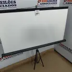 LOTE 361 - 01 TELA DE PROJEÇÃO RETRÁTIL COM TRIPÉ. (NO ESTADO) ATENÇÃO! FAZER A VISITAÇÃO ANTES DE ARREMATAR, NÃO SABEMOS SE FUNCIONA, LEILÃO NÃO TEM GARANTIA E NEM DEVOLUÇÃO, SUJEITO A POSSÍVEIS AVARIAS VISÍVEIS/OCULTAS E/OU AUSÊNCIA DE COMPONENTES.