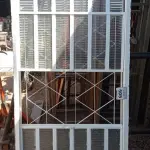 LOTE 505 - 01 JANELA DE VIDRO COM GRADE. (NO ESTADO) ATENÇÃO! FAZER A VISITAÇÃO ANTES DE ARREMATAR, NÃO SABEMOS SE FUNCIONA, LEILÃO NÃO TEM GARANTIA E NEM DEVOLUÇÃO, SUJEITO A POSSÍVEIS AVARIAS VISÍVEIS/OCULTAS E/OU AUSÊNCIA DE COMPONENTES.