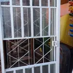 LOTE 506 - 01 JANELA DE VIDRO COM GRADE. (NO ESTADO) ATENÇÃO! FAZER A VISITAÇÃO ANTES DE ARREMATAR, NÃO SABEMOS SE FUNCIONA, LEILÃO NÃO TEM GARANTIA E NEM DEVOLUÇÃO, SUJEITO A POSSÍVEIS AVARIAS VISÍVEIS/OCULTAS E/OU AUSÊNCIA DE COMPONENTES.