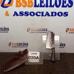 LOTE 020 - CUTELO  IMPORTADA AÇO INOXIDÁVEL CABO EM MADEIRA  FULL TANG BAINHA DE NAPA  TAMANHO TOTAL 30CM PESO 318G JÁ (NO ESTADO) ATENÇÃO! FAZER A VISITAÇÃO ANTES DE ARREMATAR, NÃO SABEMOS SE FUNCIONA, LEILÃO NÃO TEM GARANTIA E NEM DEVOLUÇÃO, SUJEITO A POSSÍVEIS AVARIAS VISÍVEIS/OCULTAS E/OU AUSÊNCIA DE COMPONENTES.