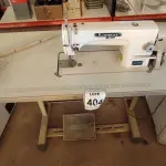 LOTE 404 - 01 MÁQUINA DE COSTURA INDUSTRIAL MARCA LANMAX. (NO ESTADO) ATENÇÃO! FAZER A VISITAÇÃO ANTES DE ARREMATAR, NÃO SABEMOS SE FUNCIONA. LEILÃO NÃO TEM GARANTIA E NEM DEVOLUÇÃO, SUJEITO A POSSÍVEIS AVARIAS VISÍVEIS/OCULTAS E/OU AUSÊNCIA DE COMPONENTES.