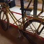 LOTE 482 - 01 BICICLETA CARGUEIRA COR AMARELA. (NO ESTADO) ATENÇÃO! FAZER A VISITAÇÃO ANTES DE ARREMATAR, NÃO SABEMOS SE FUNCIONA, LEILÃO NÃO TEM GARANTIA E NEM DEVOLUÇÃO, SUJEITO A POSSÍVEIS AVARIAS VISÍVEIS/OCULTAS E/OU AUSÊNCIA DE COMPONENTES.