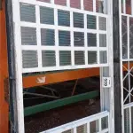 LOTE 509 - 01 JANELA DE VIDRO COM GRADE. (NO ESTADO) ATENÇÃO! FAZER A VISITAÇÃO ANTES DE ARREMATAR, NÃO SABEMOS SE FUNCIONA, LEILÃO NÃO TEM GARANTIA E NEM DEVOLUÇÃO, SUJEITO A POSSÍVEIS AVARIAS VISÍVEIS/OCULTAS E/OU AUSÊNCIA DE COMPONENTES.