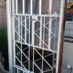 LOTE 500 - 01 JANELA DE VIDRO COM GRADE. (NO ESTADO) ATENÇÃO! FAZER A VISITAÇÃO ANTES DE ARREMATAR, NÃO SABEMOS SE FUNCIONA, LEILÃO NÃO TEM GARANTIA E NEM DEVOLUÇÃO, SUJEITO A POSSÍVEIS AVARIAS VISÍVEIS/OCULTAS E/OU AUSÊNCIA DE COMPONENTES.