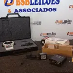 LOTE 449 - 01 MALETA COM 01 ANALISADOR DE COMPOSIÇÃO CORPORAL MALTRON E 01 BATERIA PARA FLASH QUANTUM. (NO ESTADO) ATENÇÃO! FAZER A VISITAÇÃO ANTES DE ARREMATAR, NÃO SABEMOS SE FUNCIONA, LEILÃO NÃO TEM GARANTIA E NEM DEVOLUÇÃO, SUJEITO A POSSÍVEIS AVARIAS VISÍVEIS/OCULTAS E/OU AUSÊNCIA DE COMPONENTES.