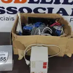 LOTE 355 - 01 TRANSFORMADOR DE VOLTAGEM E 01 CAIXA COM GRANDE QUANTIDADE DE CABOS VARIADOS. (NO ESTADO) ATENÇÃO! FAZER A VISITAÇÃO ANTES DE ARREMATAR, NÃO SABEMOS SE FUNCIONA. LEILÃO NÃO TEM GARANTIA E NEM DEVOLUÇÃO, SUJEITO A POSSÍVEIS AVARIAS VISÍVEIS/OCULTAS E/OU AUSÊNCIA DE COMPONENTES.